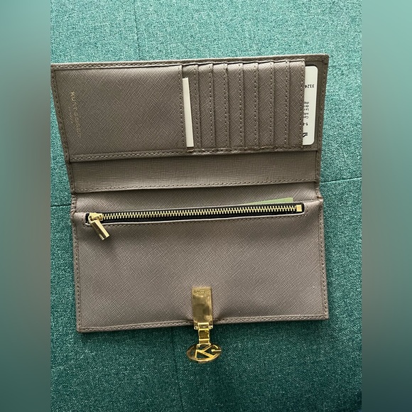 Kurt Geiger Wallet. Barely used. As good as new. Bought for £70( 118 CAD ) - Picture 3 of 10